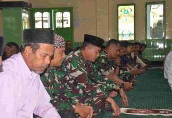 Shalat jumat bersama warga