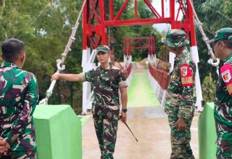 Dandim 1428/Mamasa Letkol Arh Edwin Hermawan saat meninjau jembatan gantung garuda Dusun Betteng, Minggu (10/5)