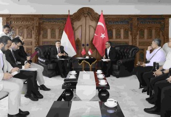 Mendiktisaintek Brian Yuliarto bersama Duta Besar Republik Turki