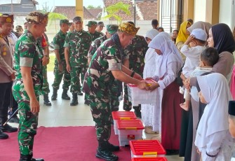 Tim Wasev TMMD ke-128 Kodim 0820/Probolinggo berikan bantuan sembako