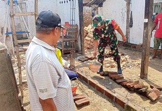 Bantu rehab rumah warga desa binaan