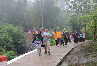 Warga Desa Sukorejo jalan pagi menyusuri paving hasil TMMD ke-128 Kodim 0806/Trenggalek