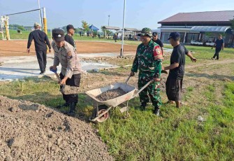 Goyong royong bersama warga desa binaan