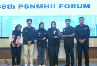 Zeffanya Tessalonika Manoppo (kiri) dan Paskarina Alfalahsea (kanan), mahasiswi Program Studi Hubungan Internasional Universitas Pertamina, menerima trofi Juara I kategori Chamber Policy Brief pada Pertemuan Nasional Mahasiswa Hubungan Internasional se-Indonesia (PSNMHII) ke-38 Tahun 2026 di Bandung.