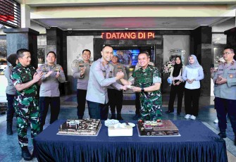 Danrem 083/Bdj Kolonel Inf Wahyu Ramadhanus Suryawan bersama Kapolresta Malang Kota Kombes Pol Putu Kholis Aryana saat Hari Bhayangkara ke-80, Rabu (1/7)