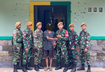 Satgas Pamtas RI-Malaysia Yonarmed 19/Bogani Terima Penyerahan Senjata Api dari Warga di Perbatasan Sambas 