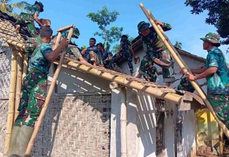 Pembongkaran rumah ibu Ety di dusun Lembenah