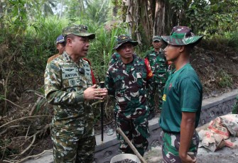 Dansatgas TMMD ke-129 Kodim 0821/Lumajang Letkol Arh Anton Subhandi