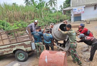 Mobil pick up warga saat membawa mesin molen