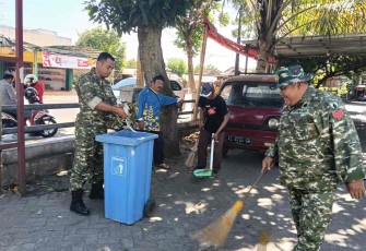 Bersihkan lingkungan lapak jualan warga