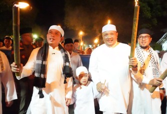 Wali Kota Bengkulu Dedy Wahyudi bersama Wakil Wali Kota Ronny P. L. Tobing turut langsung mengikuti arak-arakan pawai obor bersama unsur Forkopimda