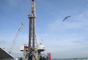 Manajemen PT Pertamina Drilling Services Indonesia berpose didepan rig PDSI di sumur eksplorasi Darajingga-001 di Kecamatan Kradenan Kabupaten Blora Jawa Tengah