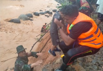 Satgas Gulbencal Kodim Tapteng Evakuasi Puluhan Warga Terjebak Banjir Susulan di Kecamatan Tukka