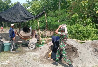 Babinsa Koramil Mantingan Ajak Warga Peduli Lingkungan Lewat Kerja Bakti Pembangunan Mushola