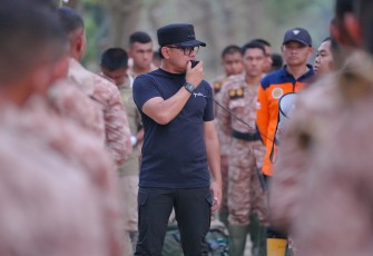 Wakil Menteri Dalam Negeri (Wamendagri) Bima Arya Sugiarto menyambut kedatangan kloter pertama Praja Institut Pemerintahan Dalam Negeri (IPDN) di Pusat Pemerintahan Kabupaten Aceh Tamiang, Aceh, Sabtu (3/1/2026)
