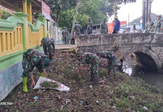 TNI-Polri dan Masyarakat Serta  Beberbagai Komunitas di Ponorogo Adakan Pembersihan Lingkungan
