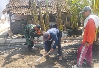 Babinsa Purworejo Karya Bakti Bangun Saluran Irigasi di Area Permukiman Warga