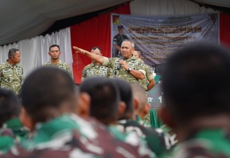 Pangdam XIII Merdeka Mayjen TNI Mirza Agus saat memberikan pengarahan saat melaksanakan kunker