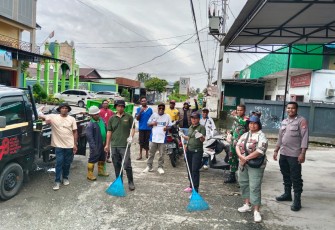 Ciptakan Lingkungan Yang Bersih, Babinsa Koramil Kota Ajak Warga Bersihkan Sampah