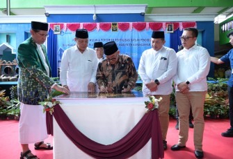 Mendikdasmen RI, Abdul Mu'ti, menandatangani prasasti peresmian proyek revitalisasi massal satuan pendidikan di bawah naungan Perguruan Muhammadiyah se-Kabupaten Karanganyar, Jumat (16/1/2026)