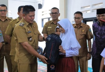 Bupati Welly Serahkan Bantuan Sekolah untuk SD 12 Koto Kaciak