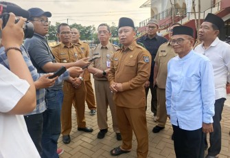 Walikota Depok Supian Suri memberikan keterangan usai meninjau Masjid Dhuyufur Rahman, Senin (19/1)
