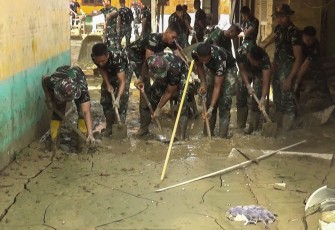 Aksi Taruna Akademi TNI Bersihkan Sekolah Pascabanjir di Aceh Tamiang