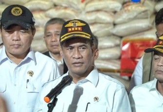 Wakil Gubernur Kepri, Nyanyang Haris Pratamura mendampingi Menteri Pertanian (Mentan) Andi Amran Sulaiman melakukan serangkaian kegiatan di Tanjungbalai Karimun, Kepri, Senin (19/1/2026)