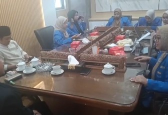 Ketua Fraksi NasDem Ra Nasih Aschal dan Sekretaris Fraksi NasDem Deni Prasetya menerima delegasi Kopri PMII Jatim di ruang Fraksi NasDem DPRD Jatim