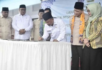 Wali Kota Depok Supian Suri menandatangani penyerahan lahan dan bangunan MTs Negeri kepada Kemenag 