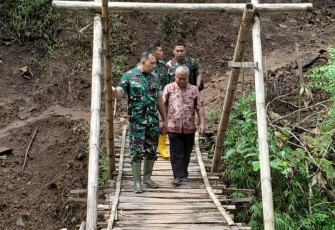 Dandim 0801/Pacitan Letkol Arh Imam Musahirul bersama Kades Pagutan saat meninjau lokasi pembangunan jembatan gantung perintis Garuda, Kamis (22/1)