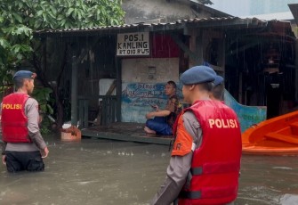 Personel PMJ saat evakuasi warga korban banjir di Jakarta 