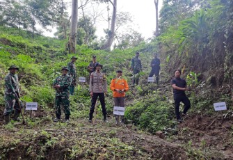 Koramil Saradan Hijaukan Jalan Jurang Toleh