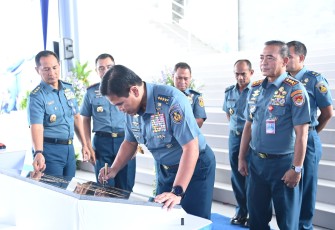 Kepala Staf Angkatan Laut (Kasal) Laksamana TNI Dr. Muhammad Ali meresmikan Gedung Damage Control Simulator (DCS) di Komando Latihan (Kolat) Komando Armada I, Jakarta, Kamis (29/1)