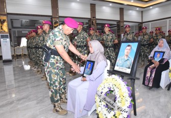 Penganugerahan KPLB dipimpin oleh Pangkormar Letjen TNI Mar Endi Supardi di Kesatrian Marinir Hartono Cilandak, Jumat (30/01)