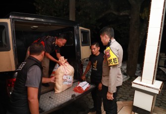 Polres Jember Salurkan Bantuan Sembako untuk Warga Terdampak Banjir di Desa Pakis