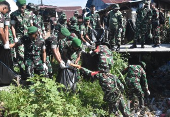 Aksi bersih-bersih sampah di Pasar Sentral Timika, Rabu (4/2/2026).