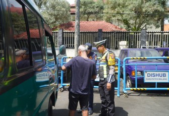 Ramp check kendaraan bus di Malang