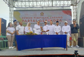 Penyerahan potongan tumpeng oleh Ketua DPC Gerindra Karanganyar Adhe Eliana kepada Ketua Ranting Gerindra Alastuwo Wardoyo dalam acara HUT ke-18 Partai Gerindra, di Lapangan Alastuwo, Kebakkramat, Sabtu (7/2/2026)