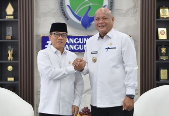 Menteri Desa dan Pembangunan Daerah Tertinggal (Mendes PDT) Yandri Susanto menerima audiensi Bupati Nias Utara Amizaro Waruwu di ruang kerjanya, kantor Kemendes PDT, Jakarta Selasa (10/2/2026)