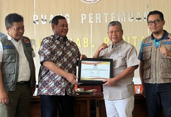 Anggota Komisi VIII DPR RI menyerahkan bantuan logistik dan peralatan kepada Pemerintah Kabupaten Pacitan pada Minggu (8/2)