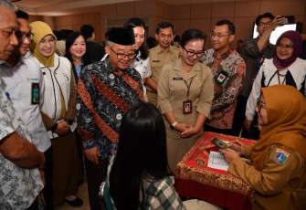 Mendikdasmen Abdul Mu'ti saat meninjau pelaksanaan CKG di sekolah, Selasa, (10/2)