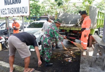 Caption : Personel Kodim 0727/Karanganyar bersama warga membersihkan sampah dalam aksi kerja bakti di Pasar Nglano, Tasikmadu, Karanganyar Rabu (11/2/2026)
