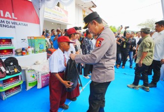 Kapolri Jenderal Listyo Sigit Prabowo bersama Ketua Komisi IV DPR Siri Hediati Hariyadi meninjau lokasi Hunian Sementara (Huntara) Asrama Haji Pinangsori untuk korban bencana di wilayah Tapanuli Tengah, Sumatera Utara