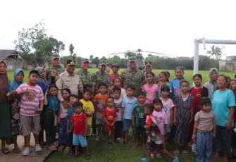 Wakil Panglima TNI Jenderal Tandyo foto bersama dengan masyarakat di Tulungagung 