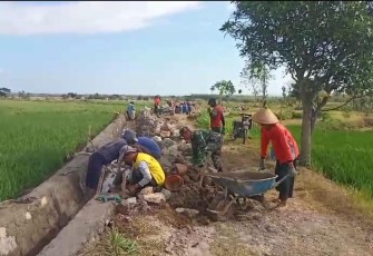 Gotong royong bangun talud di wilayah desa binaan 