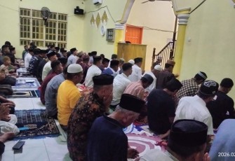 Sholat tarawih di masjid Baburrahmah, desa jampu
