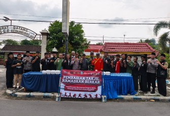 Pembagian takjil di wilayah desa binaan 