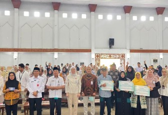 Staf Ahli Gubernur Bidang Kemasyarakatan dan Sumber Daya Manusia (SDM), Zahirman Aidi, M.T.Pd., menghadiri sekaligus membuka secara resmi kegiatan Edukasi Keuangan Syariah bersama Tim Percepatan Akses Keuangan Daerah (TPAKD) /Foto : MC 
