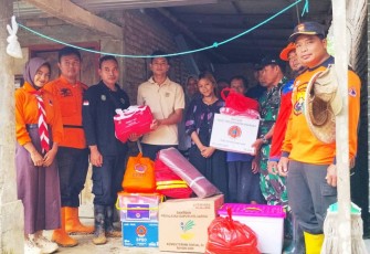 Bantuan korban longsor di Kabupaten Trenggalek 